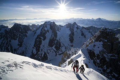 Deux alpinistes grimpent avec le Bureau des Guides du Beaufortain