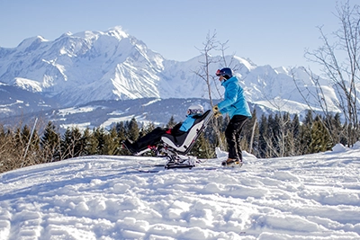 Un skieur handiski en Tandemski avec Loisirs Assis Evasion