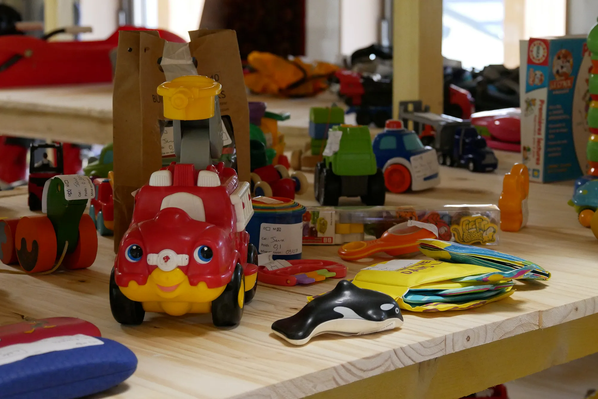 Une étagère de jouets à la Ressourcerie du Beaufortain