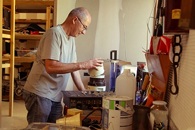Homme réparant un objet électrique à la Ressourcerie du Beaufortain